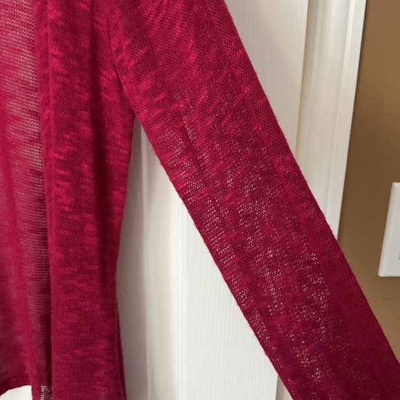 🆕 Ricki’s Raspberry Light Knit Shawl - Picture 6 of 9